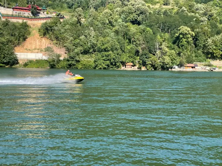 Jezero i obala, od jutra do sutona.
